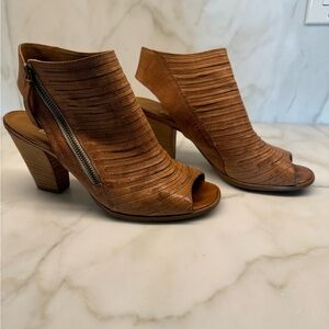 Paul Green open toe shoes. Cayenne Cuoio Leather.